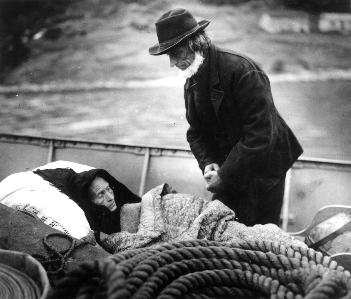 Anders Beer Wilse, Siste reis - den syke på vei til hospitalet. Ingeborg og Ola Hustad på rutebåten fra Hjørundfjord til Ålesund, 1910.
