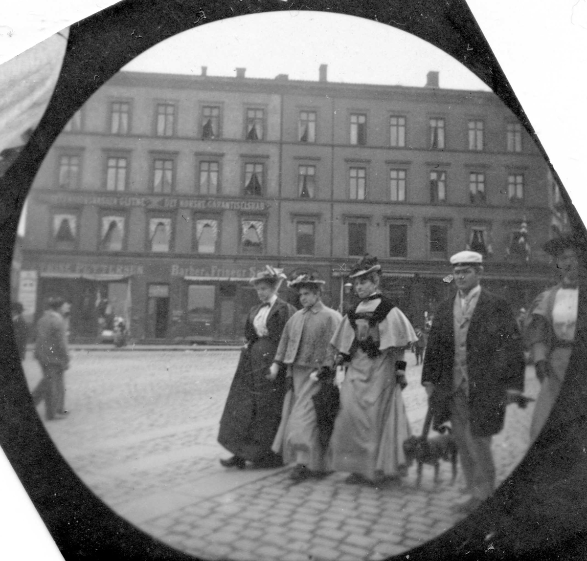 Fredrik Carl Mülertz Størmer, Fire kvinner, en mann og hund spaserer i bygate, Oslo.