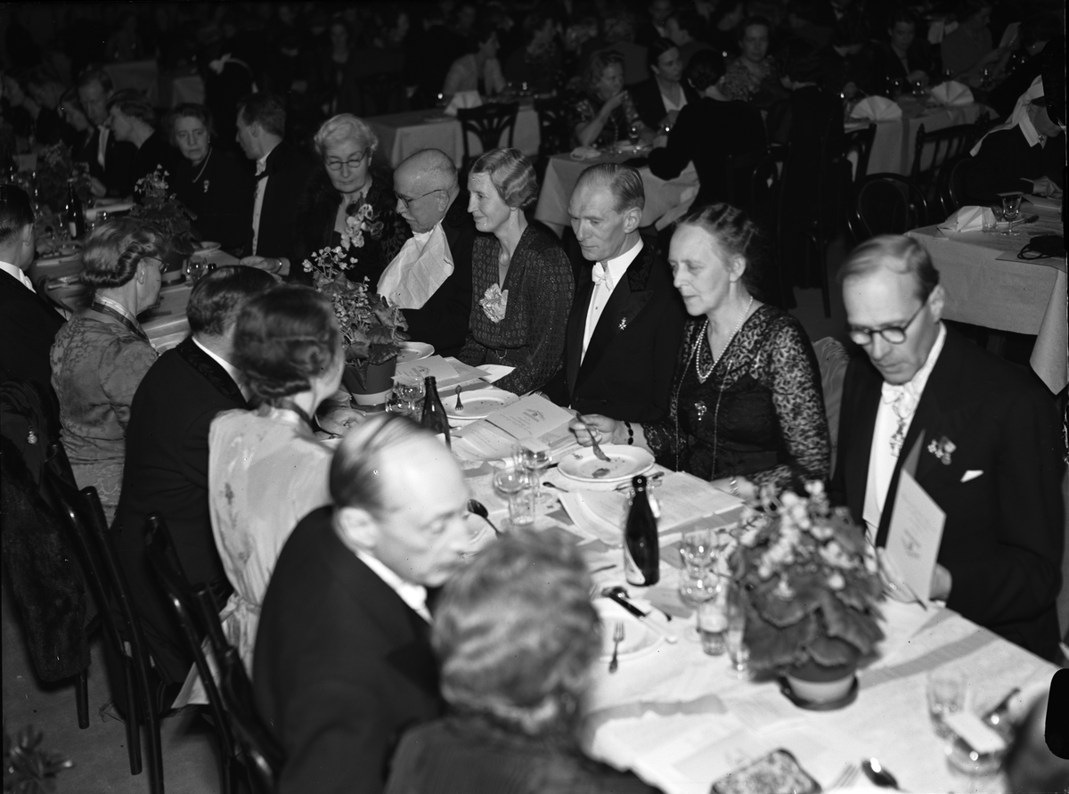 Paul Sandberg, “The Individual Curriculum celebrated a splendid 50th birthday party” - the women’s table at dinner in the “students gymnasium,” Svettis, Uppsala November 1942