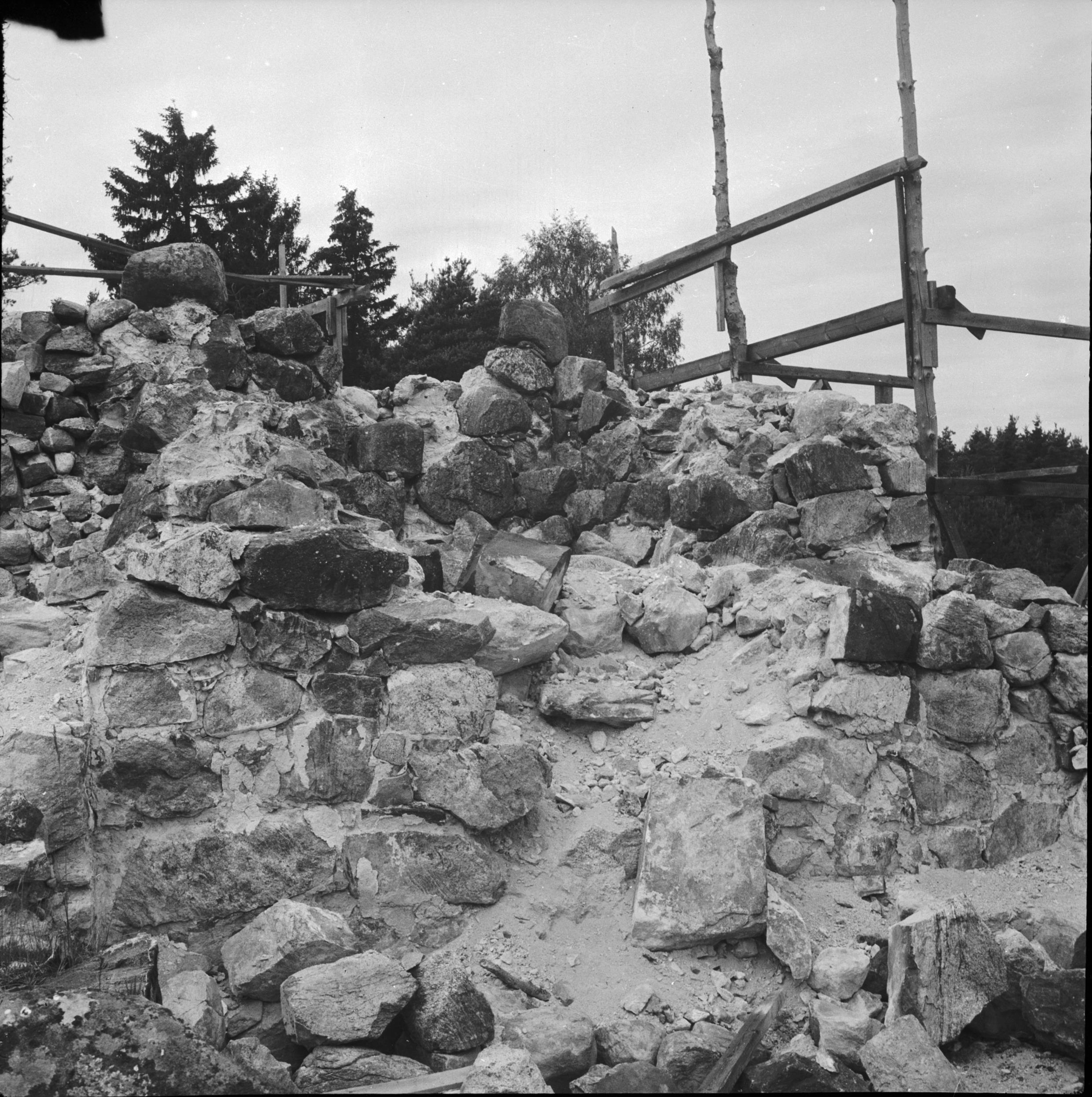 Erik Lundberg, Hölö, Överhölö kyrkoruin