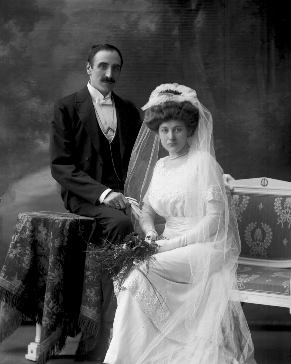 Gustav Borgen, Gruppeportrett, bryllupsbilde. Fritz Albrecht Wilhelm Grevelius Holland og hans kone Hulda Sophie Thorsen.