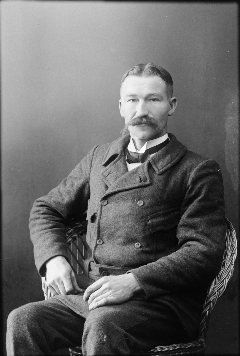 Skötsner-Edhlund, Ateljéporträtt - man, Östhammar, Uppland
