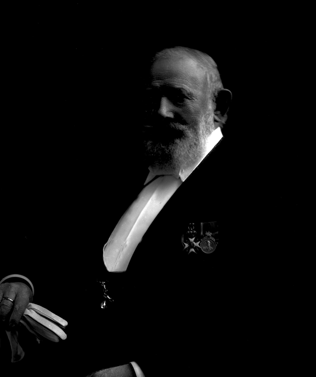 Gustav Borgen, Portrett, S.H. Lundh (Sverrer Hakon), gift 1867 med Sophie f. Warmuth. Han var forretningsmann, maskin- og konsulentforretning. Mann i dress med medaljer og ordener.