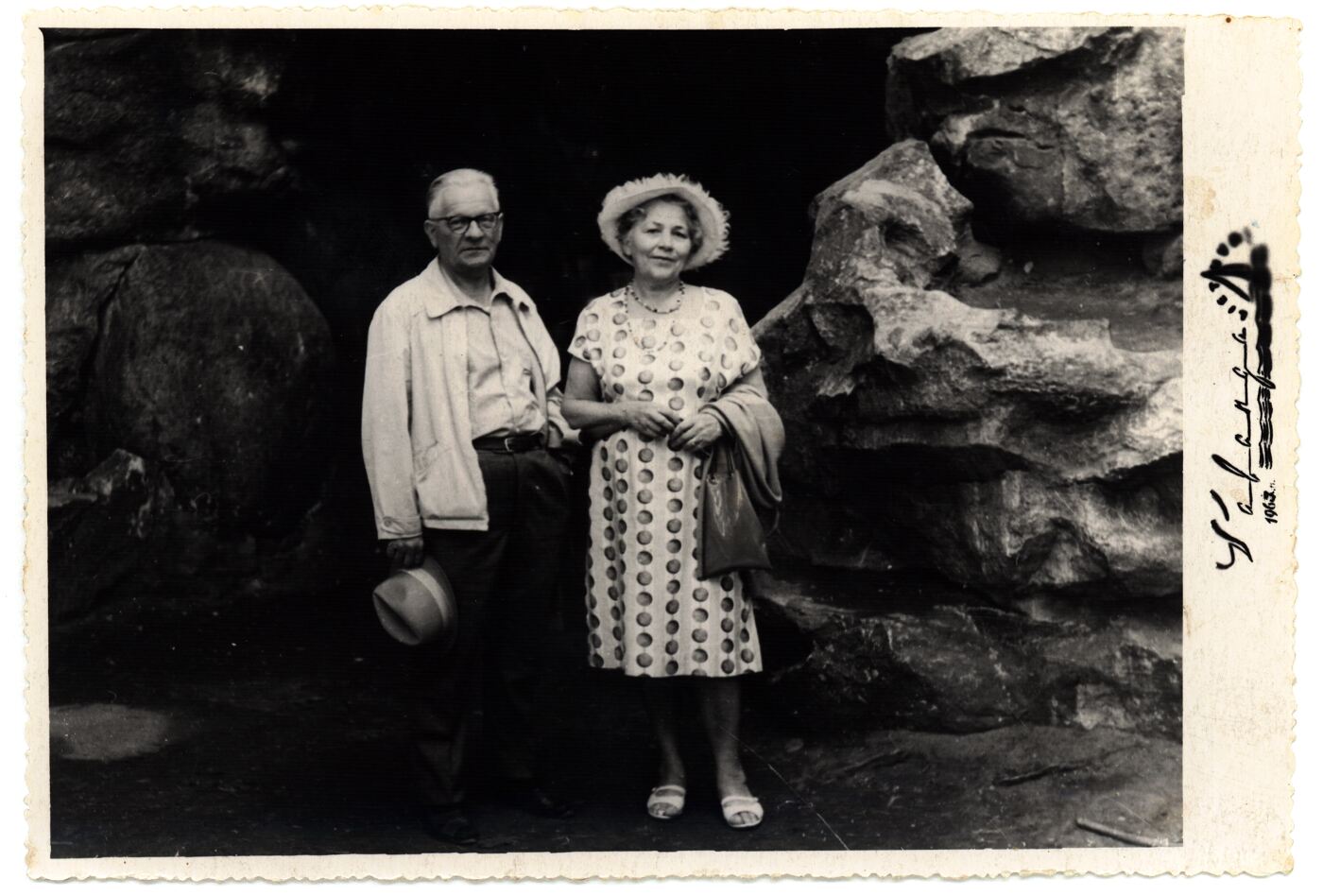 Nežinomas fotografas, Dzidas Budrys su žmona Birutės grotoje