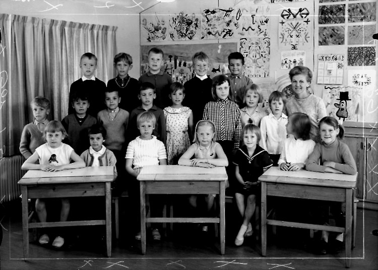 Sven Lindskog, Lillåstrand School, classroom interior, 20 schoolchildren with teacher Mrs Iréne Lagerqvist. Class 1F, Room 3.