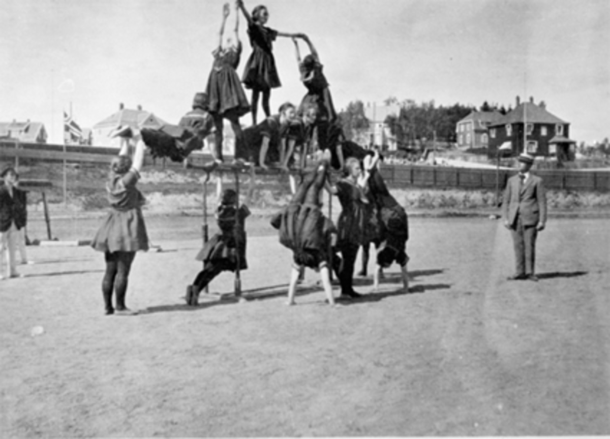 Anno Domkirkeodden, DAMETURNERE OPPSTILT PYRAMIDE, OPPVISNING, HAMAR STADIONSe Idrett i Hamar gjennom 100 år. bilde nr. 171.