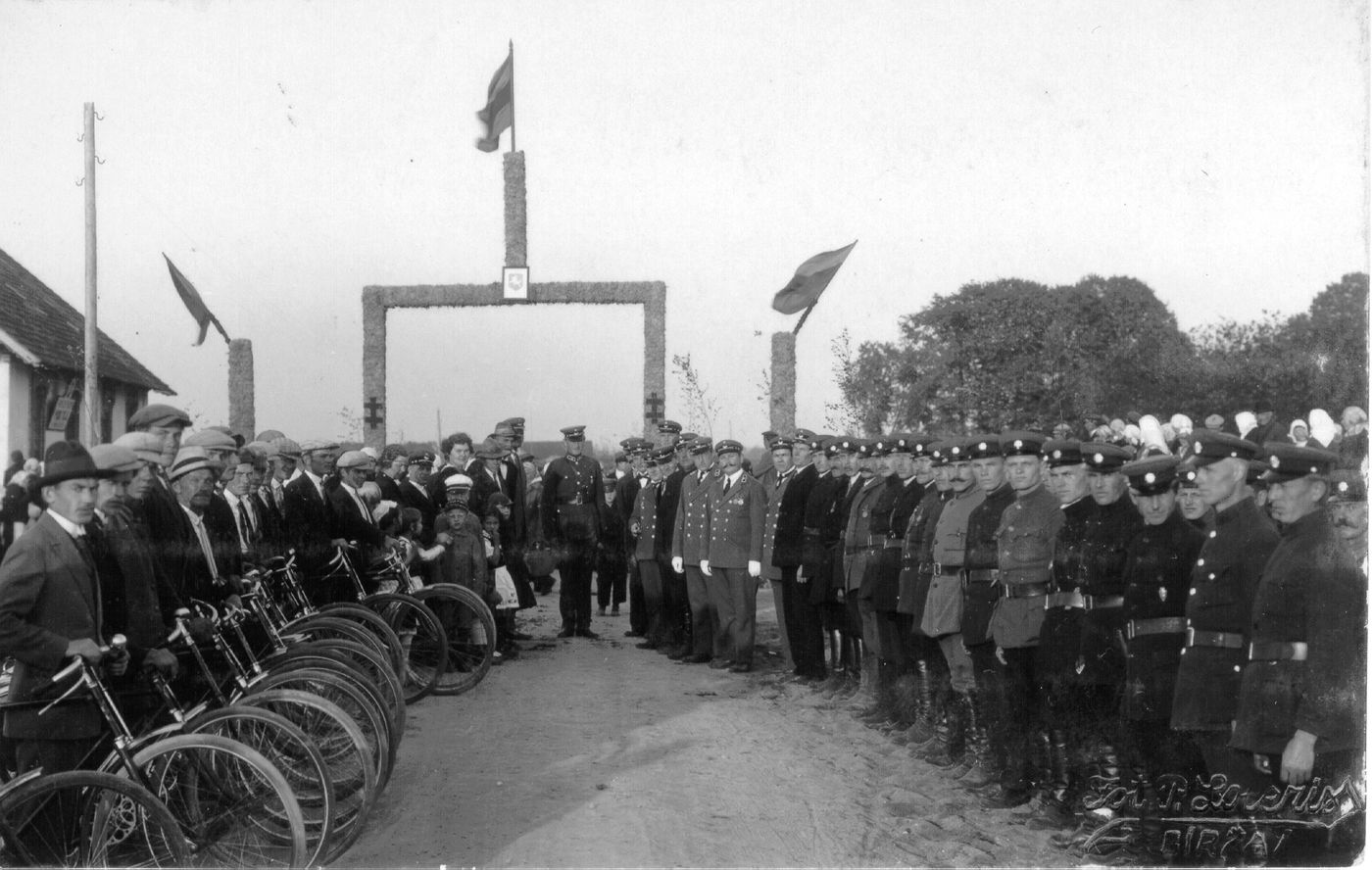 Petras Ločeris, Pasvalio gatvės pradžioje, prie šventinių vartų, stovi šaulių rikuotė.