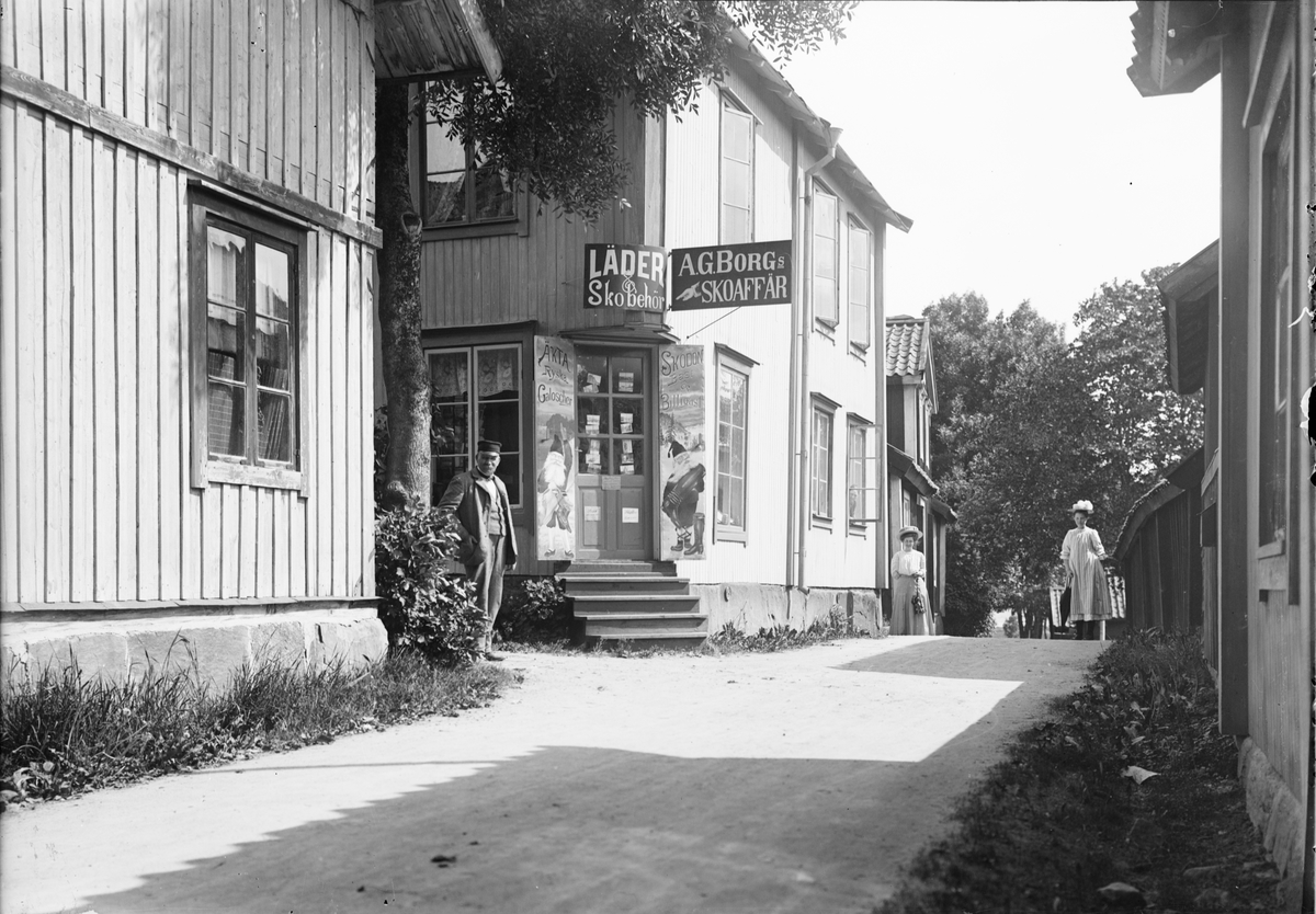 Skötsner-Edhlund, A G Borg utanför sin affär på Svarvaregatan, Östhammar, Uppland