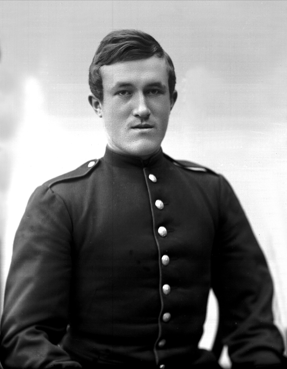 Gustav Borgen, Portrett, mann i kadettuniform.