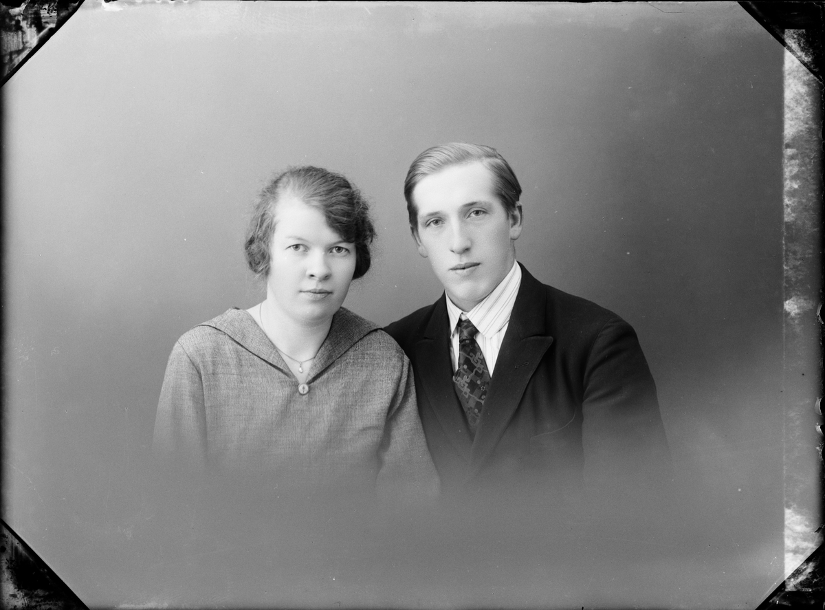 Skötsner-Edhlund, Ateljéporträtt - kvinna och man, Östhammar, Uppland
