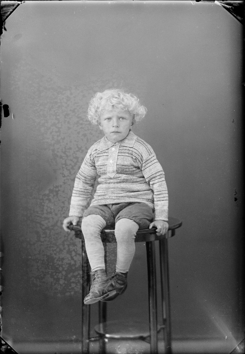 Skötsner-Edhlund, Ateljéporträtt - pojke, Östhammar, Uppland
