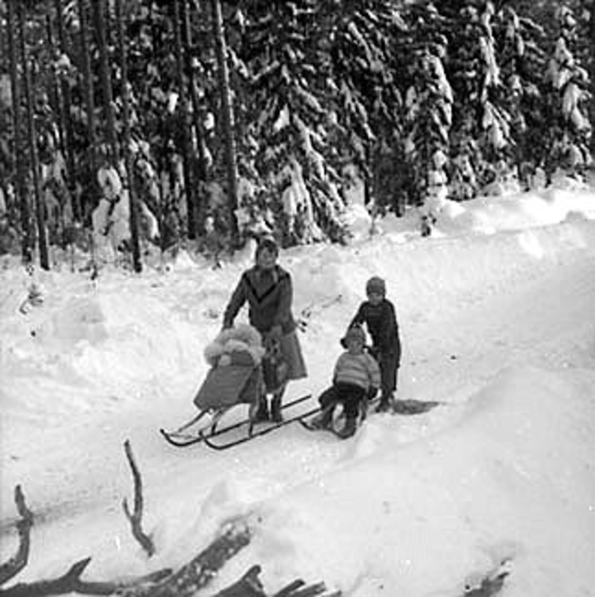 Anno Domkirkeodden, GRUPPE: 4, DAME MED LITE BARN PÅ SPARK I SKINNPOSE, 2 BARN PÅ LITEN SPARK, VINTER, SNEKKERSVEDRIFTA, PRESTMARKA, STANGE