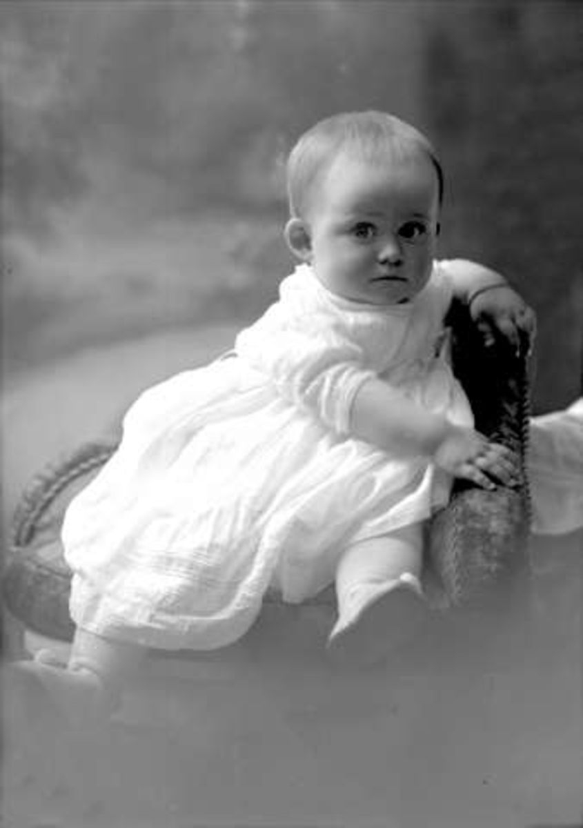 Gustav Borgen, Portrett, spedbarn i en stol. Fru kaptein Haugs barn.