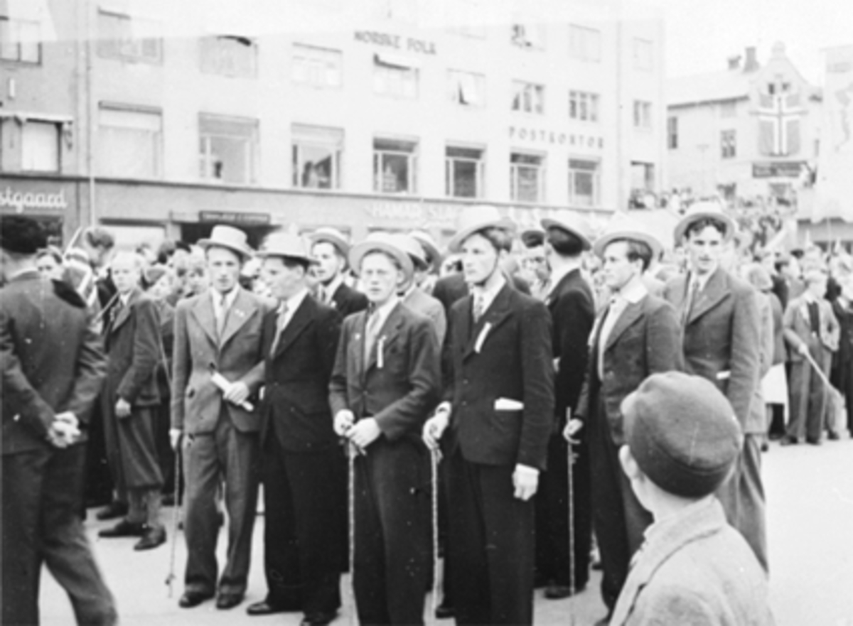 Anno Domkirkeodden, 17 MAI, GRUPPE UNGE MENN, "STUTER" FERDIG MED 1. ÅRIG FORKURS PÅ ÅS LANDBRUKSSKOLE. ØSTRE TORGSE HHB 10090