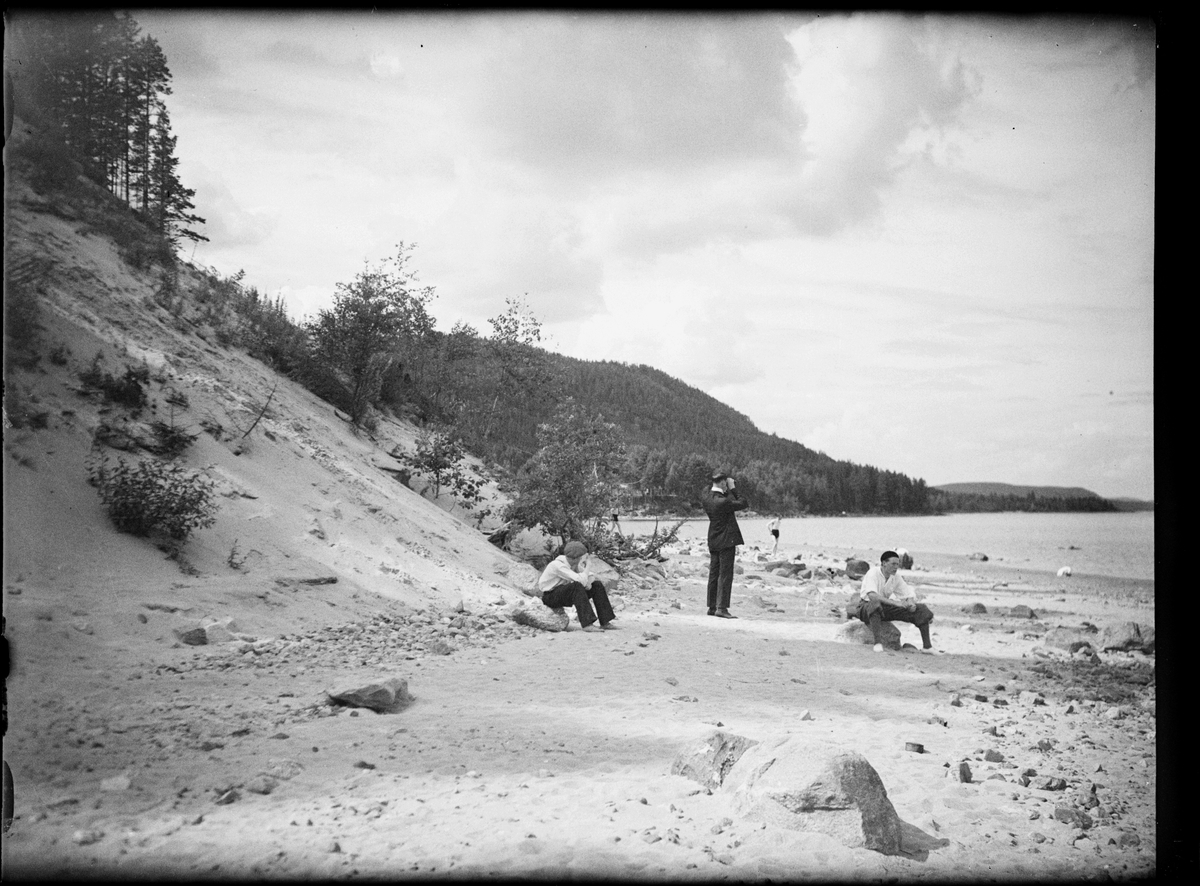 Skötsner-Edhlund, Tre män på en strand, Sverige