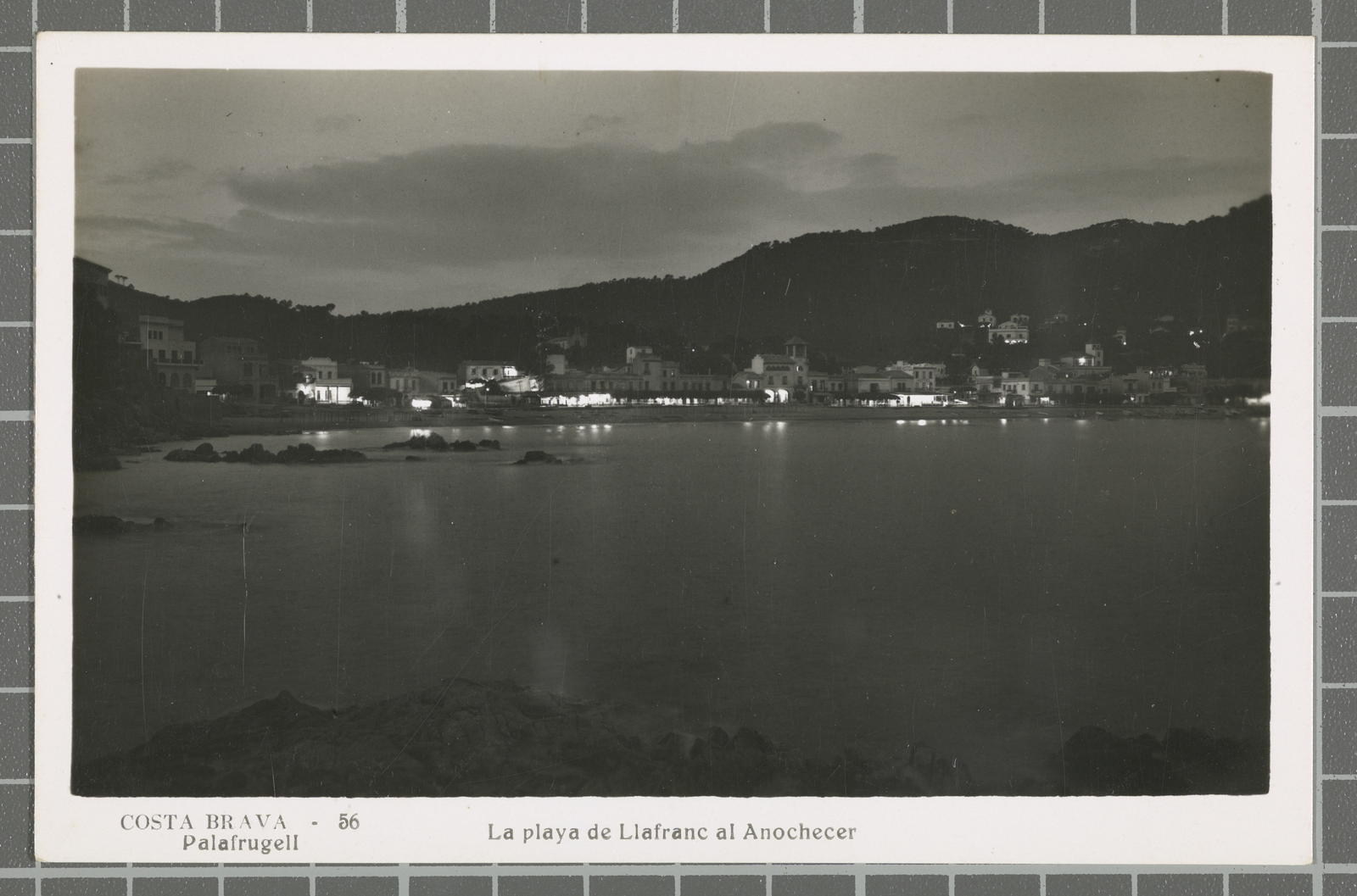 Desconegut, Costa Brava - 56 Palafrugell. La playa de Llafranc al Anochecer