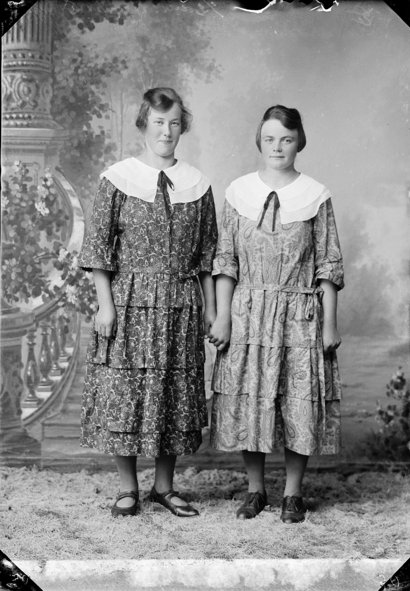 Skötsner-Edhlund, Two Young Women, Östhammar, Uppland