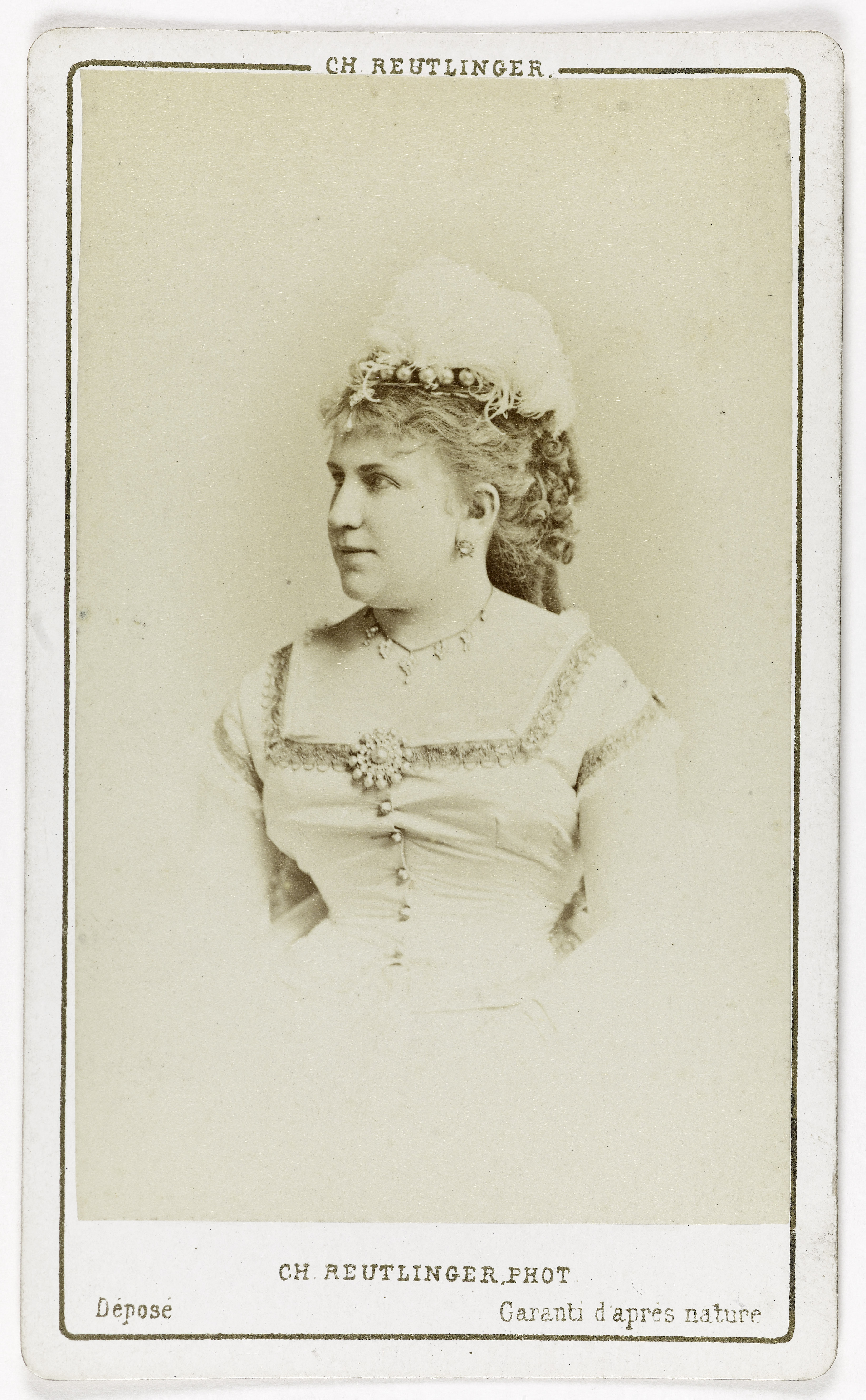 Charles Reutlinger, Portrait de Massart, actrice au Théâtre des Bouffes-Parisiens.