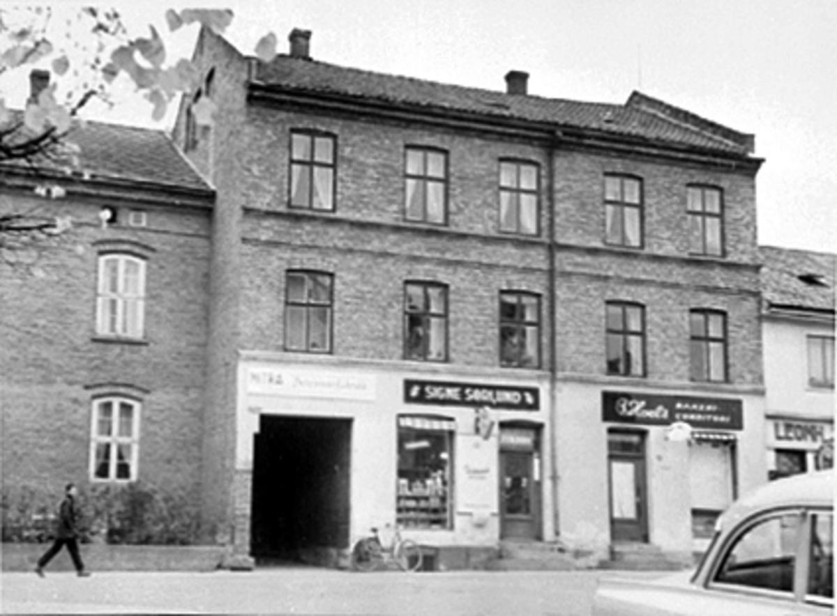 Anno Domkirkeodden, EKSTERIØR TORGGATA 83, KAULUMGÅRDEN, NITRA PERSIENNEFABRIKK, SIGNE SØRLUND HOELS BAKERI OG KONDITORIi