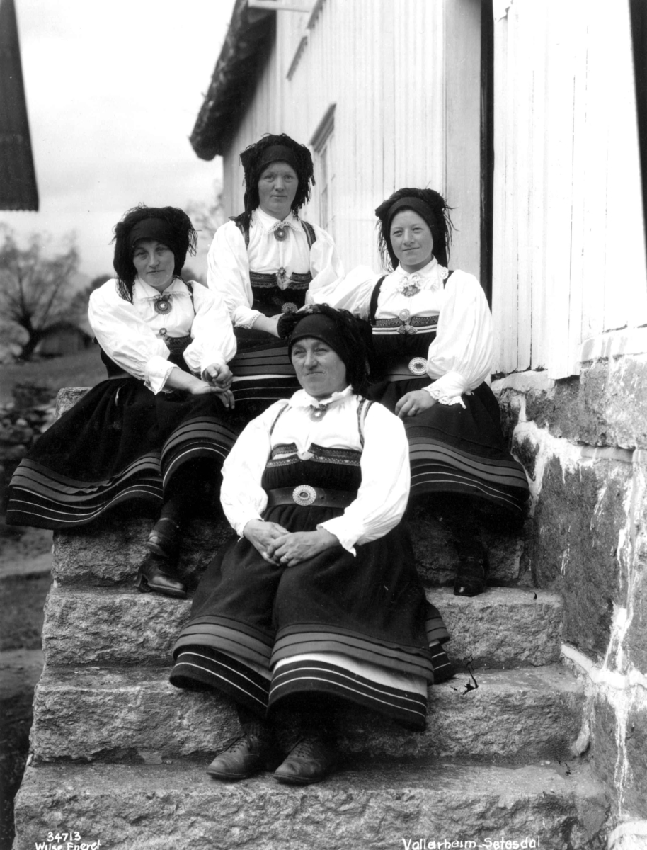 Anders Beer Wilse, Kvinnedrakt