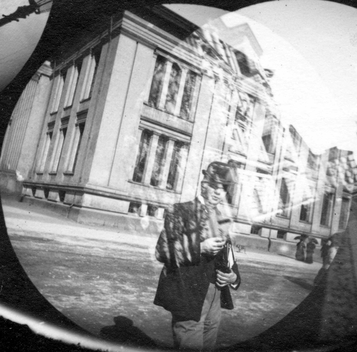 Fredrik Carl Mülertz Størmer, Student Bisgaard på Universitetsplassen, Oslo.
