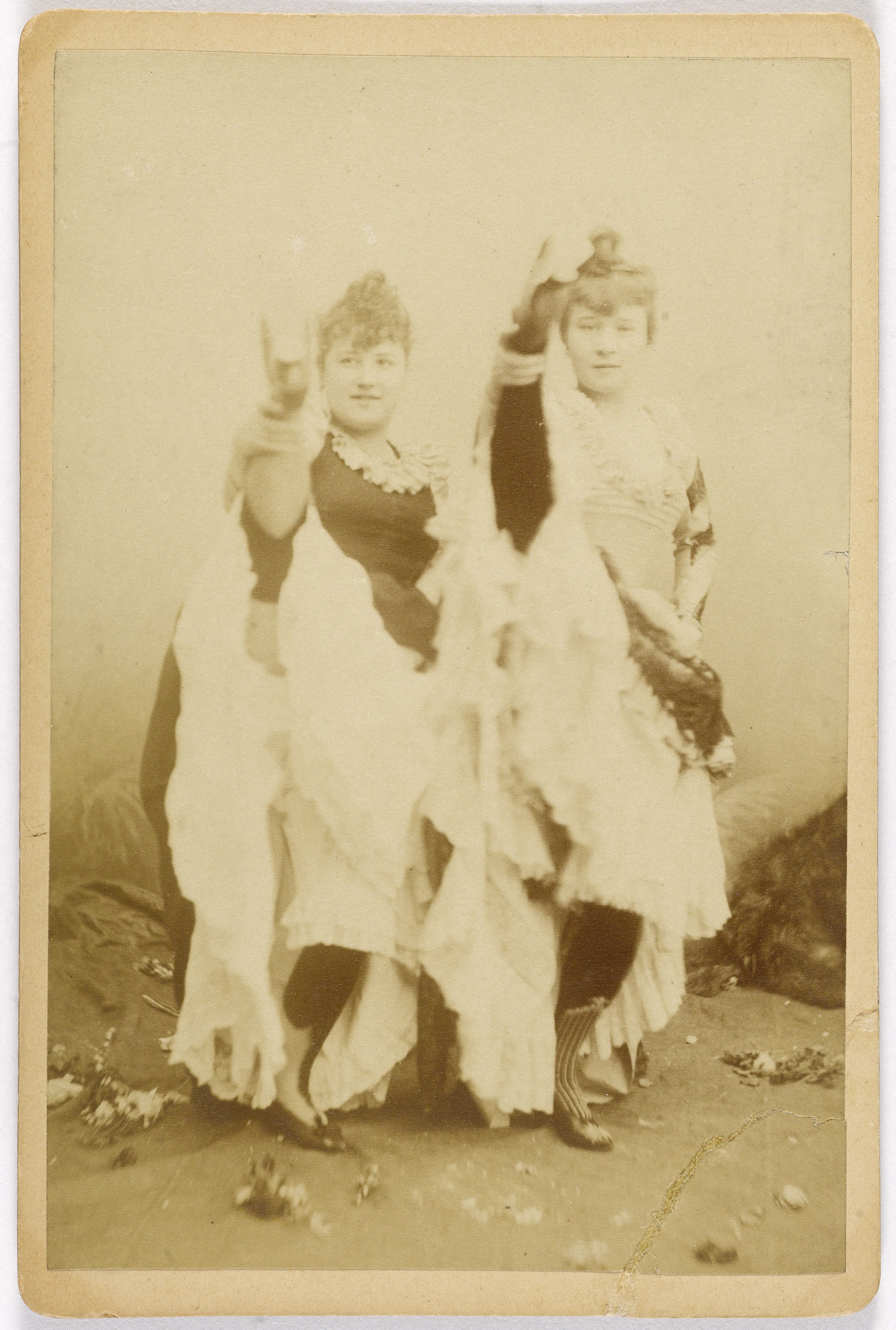 Anonyme, Portrait d’une danseuse et de Louise Weber (1866-1929) dite la Goulue (à droite). Danseuses de cancan.