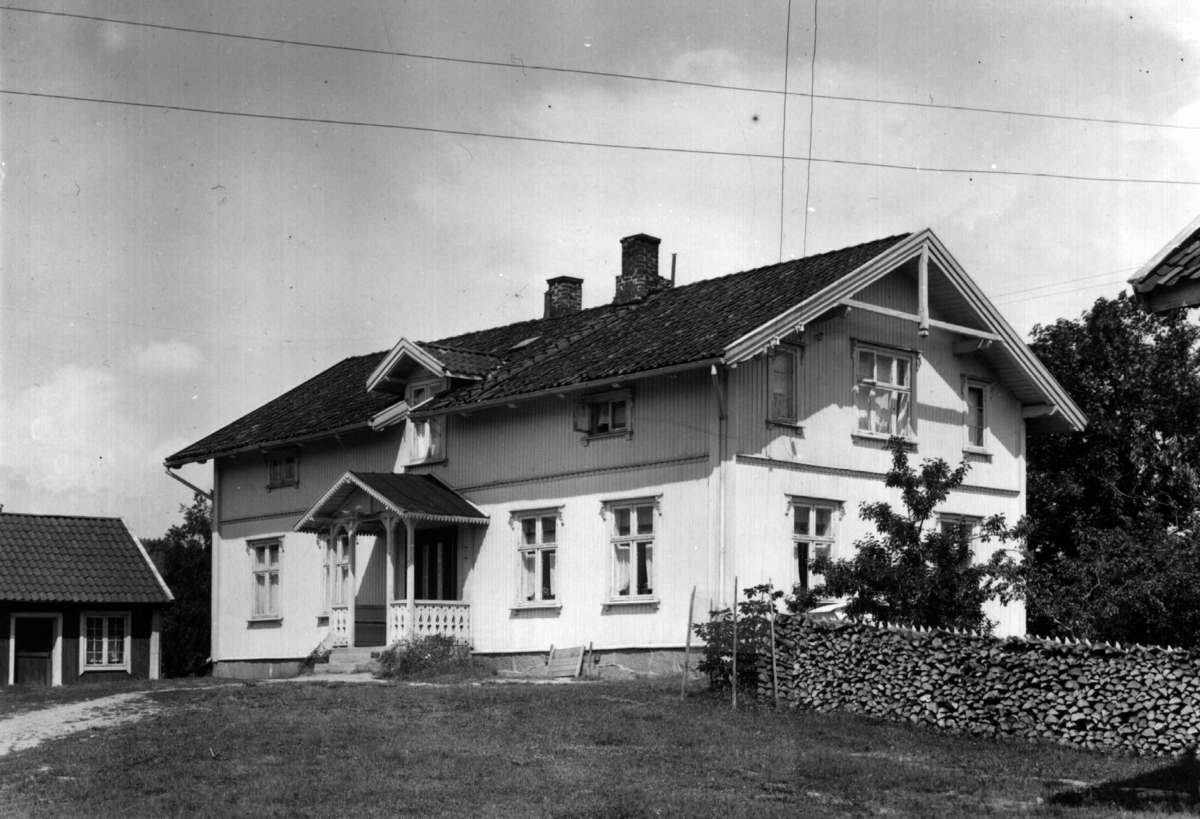 Anders Beer Wilse, Haugenstuen gård, Oslo, Østre Aker. Våningshuset og gårdstunet med vedstabbel.