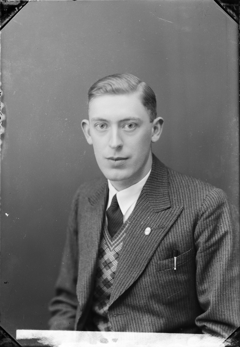 Skötsner-Edhlund, Ateljéporträtt - Birger Liljeberg från Vamsta, Valö socken Uppland 1934