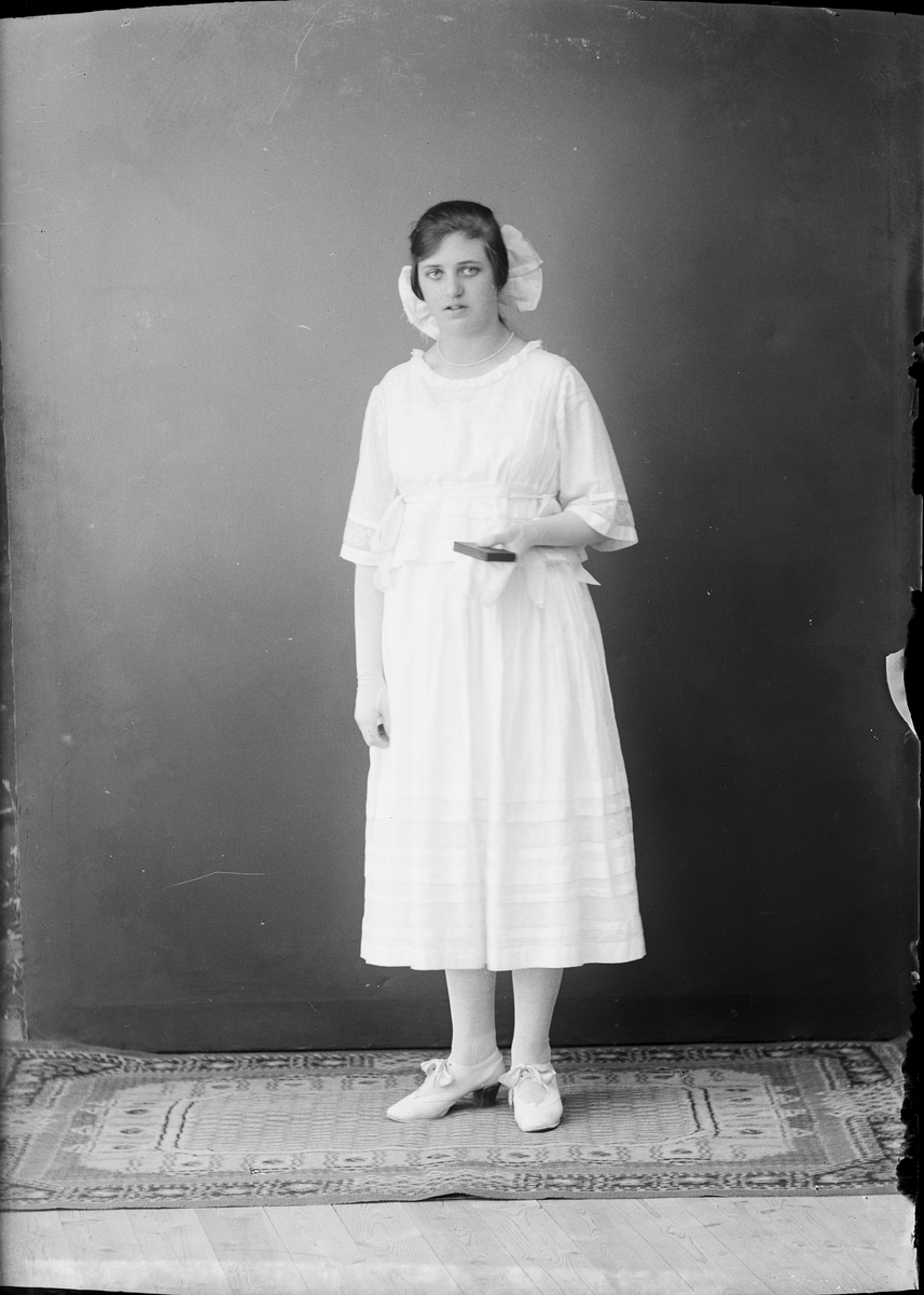 Skötsner-Edhlund, Ateljé Portrait - Aurora Granat from Harg parish, Uppland 1922