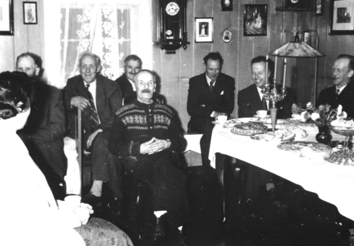 Anno Domkirkeodden, 90 ÅRSDAGEN TIL JOHAN SKJÆRSVEEN, INTERIØR STUE, GRUPPE: 7, FRA VENSTRE: MARTIN VILLUMSTAD, KARL MULTHAGEN, JOHAN SKJÆRSVEEN, JOHAN ÅSEN, C. J. AXELSEN, OLA BRYHNI, ÅSVANG