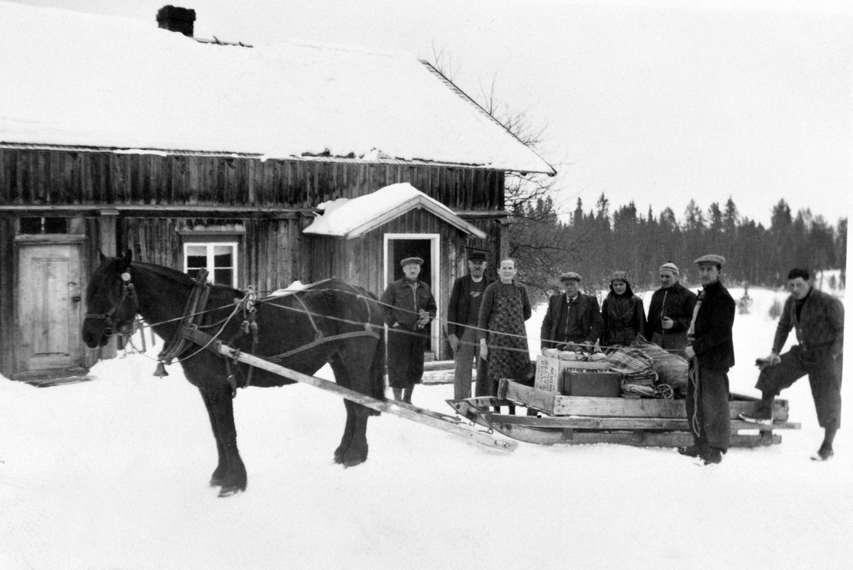 Anno Domkirkeodden, HESTEN SVARTEN MED SLEDE FORAN BOLIG, PÅSKEAVSKJED, VINTER, MATTISRUD
