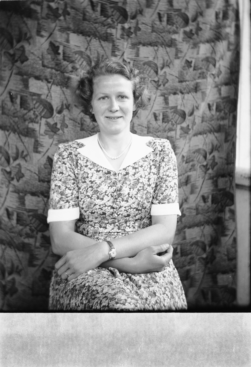 Håkon Prestkværn, Foto av kvinne i kjole. Liv Haug f. Durendal.