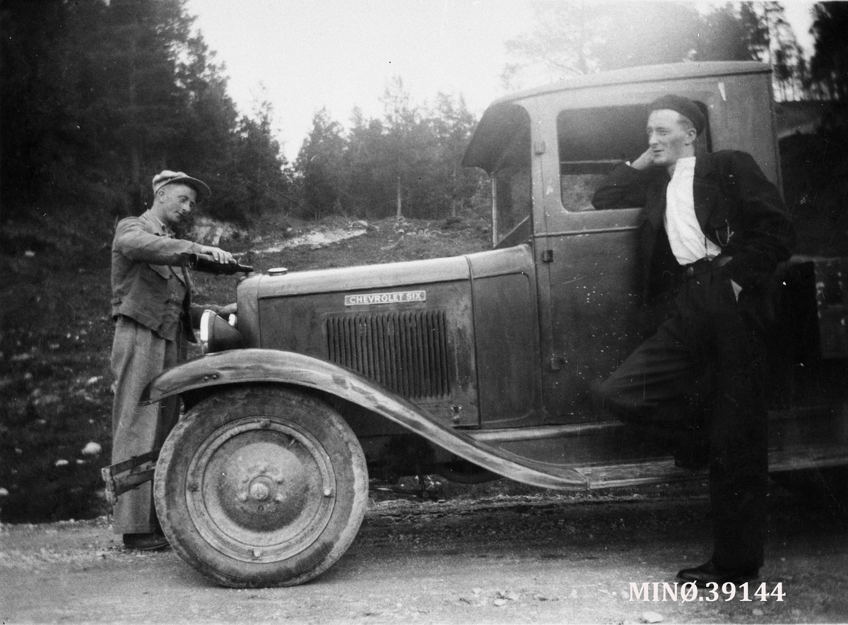 Ukjent, Første lastebil i mjølkerute i Folldal. John J. Ryfetten og Magne Rønning.