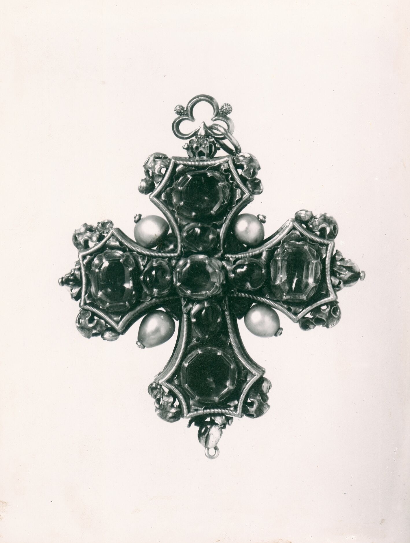 Vladimir Tkalčić, Zagreb - Zagrebačka katedrala - Pektoral (križ) sa draguljima i s četiri bisera, biskupa Luke Baratina (1500.-1510.)