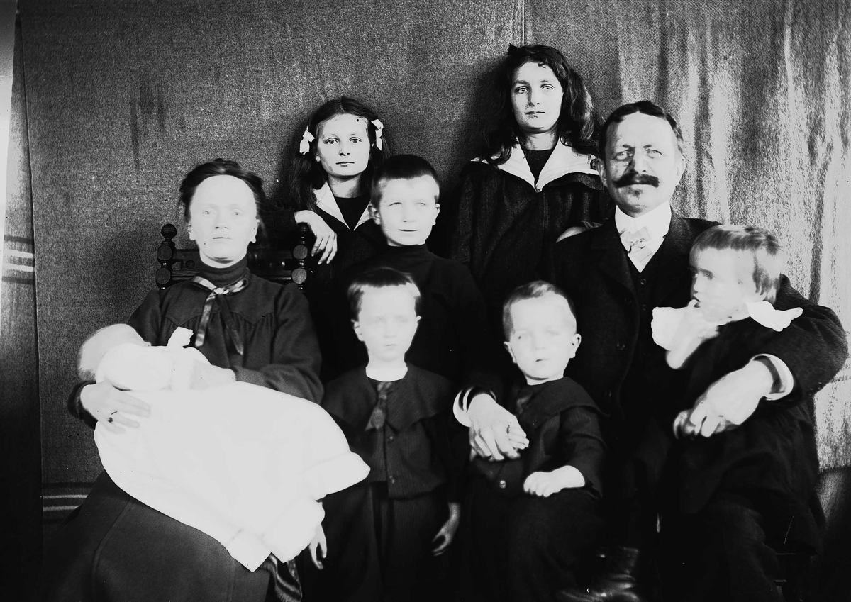 Axel Quinsgaard Wiborg, Gruppeportrett av familien Quinsgaard Wiborg, mor, far og syv barn, Digerud, Frogn, Akershus, 1908.