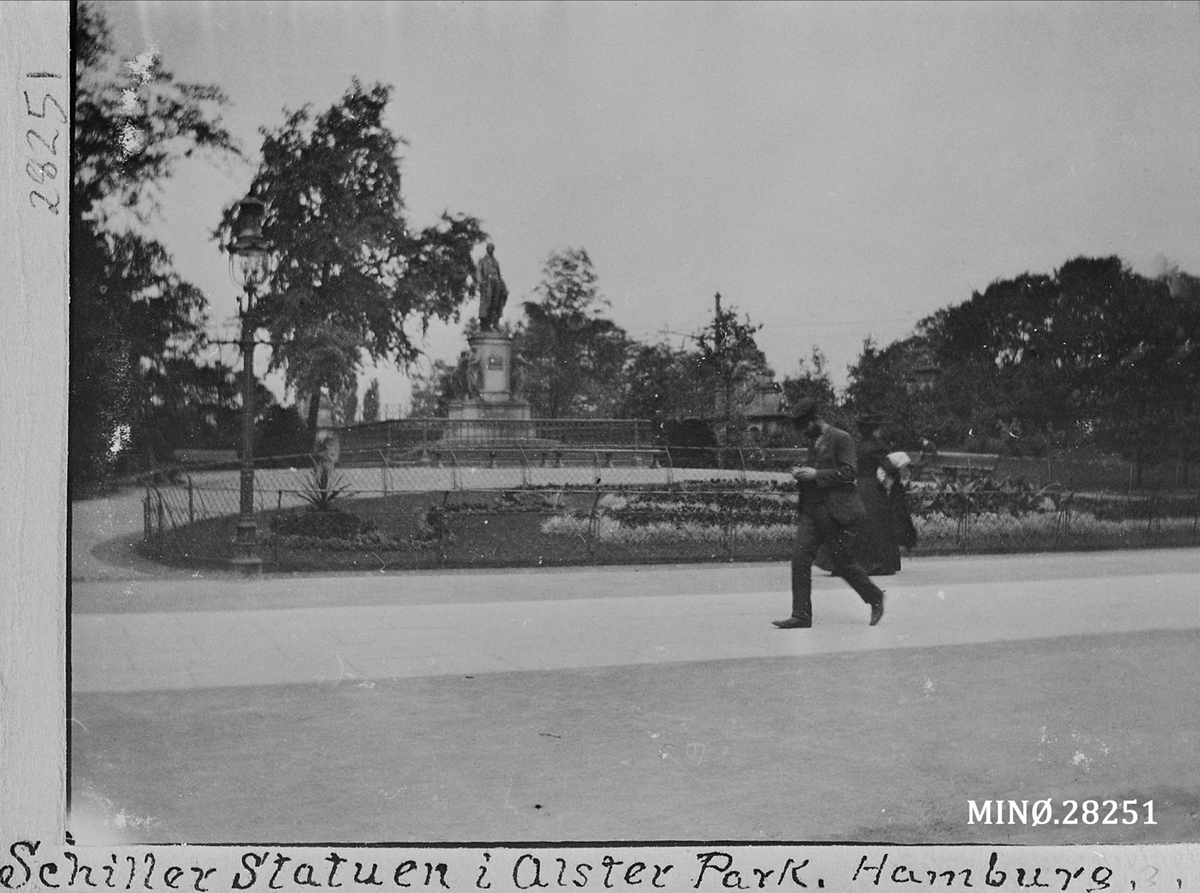 Rugsveen, Johan, Undseth, Schiller Statuen i Alster Park, Hamburg