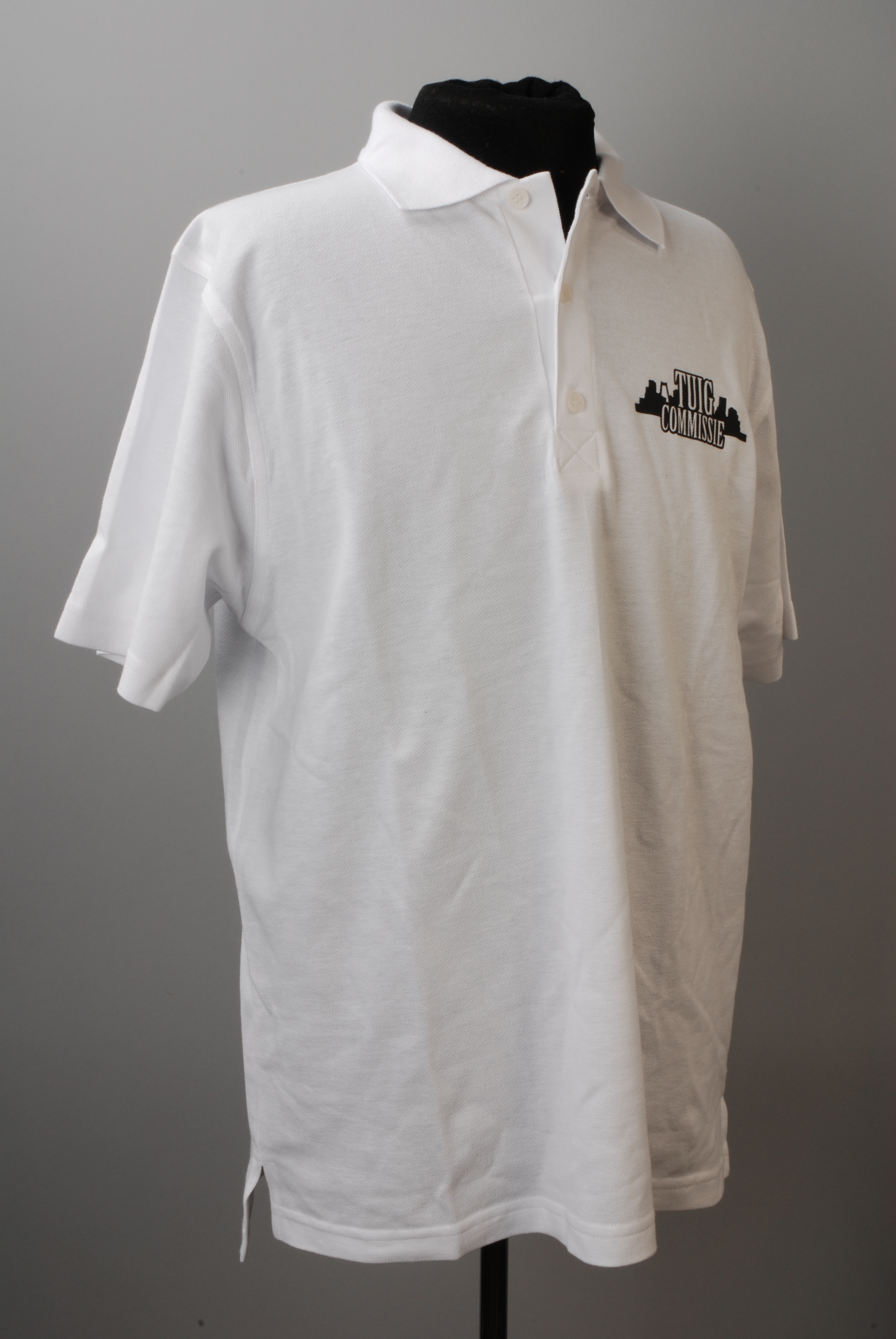 Mart van Ginkel Textielbedrukking, Poloshirt, wit, met omslagkraag met splitopening, korte mouwen en opdruk op de linkerborst