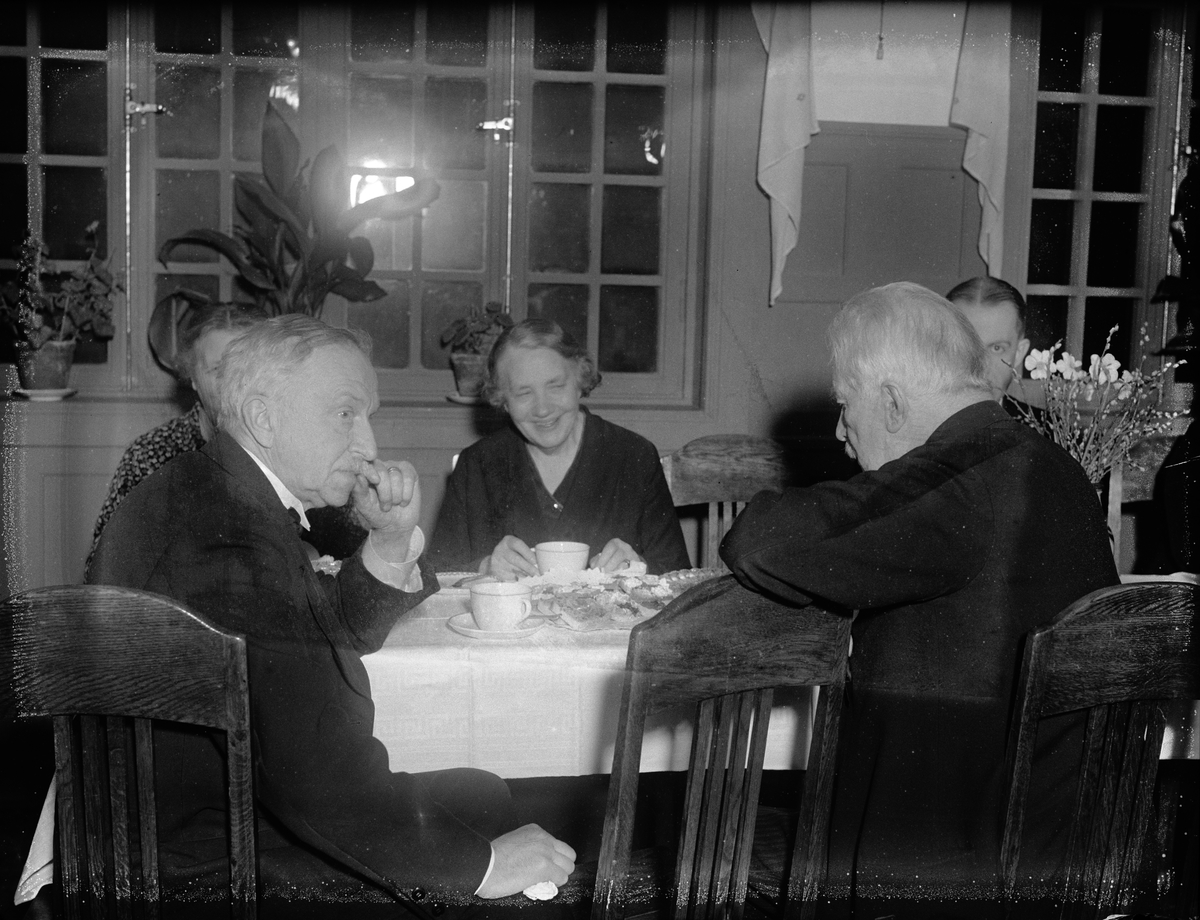 Paul Sandberg, "Vacker femtioårsfest" - Uppsala arbetarinstitut firar 50-årsjubileum, professor Arvid Gustaf Högbom och professor Rutger Sernander vid kaffebordet, KFUM-borgen, Uppsala 1933