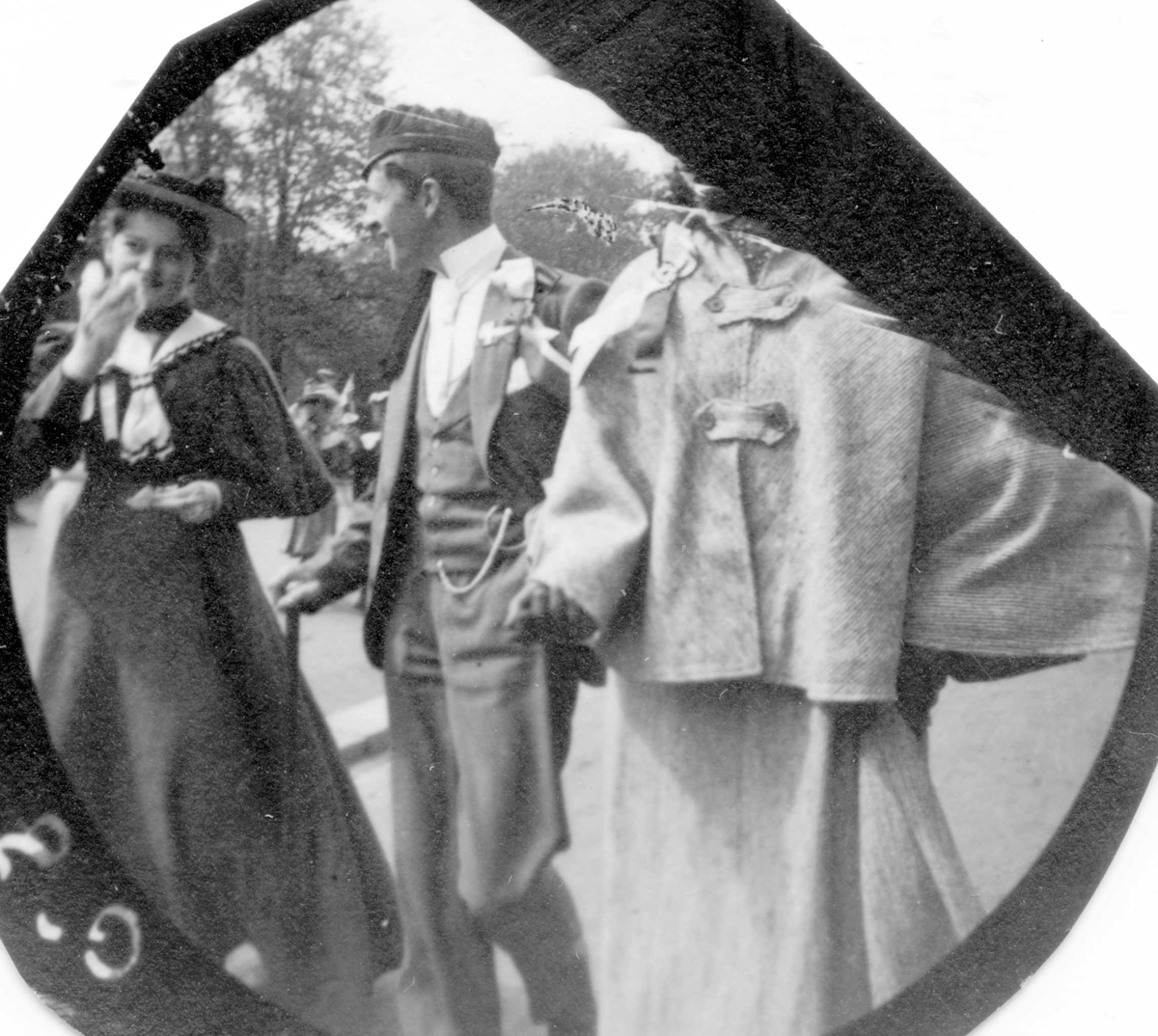 Fredrik Carl Mülertz Størmer, Frk. Signe Hvistendahl, frk. Agnes Hvistendahl og Herman Reimers spaserer langs park på 17. mai, ant. Oslo.