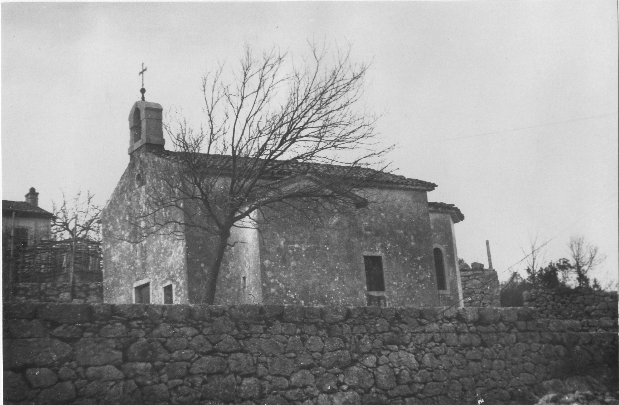 Branko Fučić, Pužev Breg (Pobri, Opatija), crkva sv. Ane, vanjština, pogled s južne strane