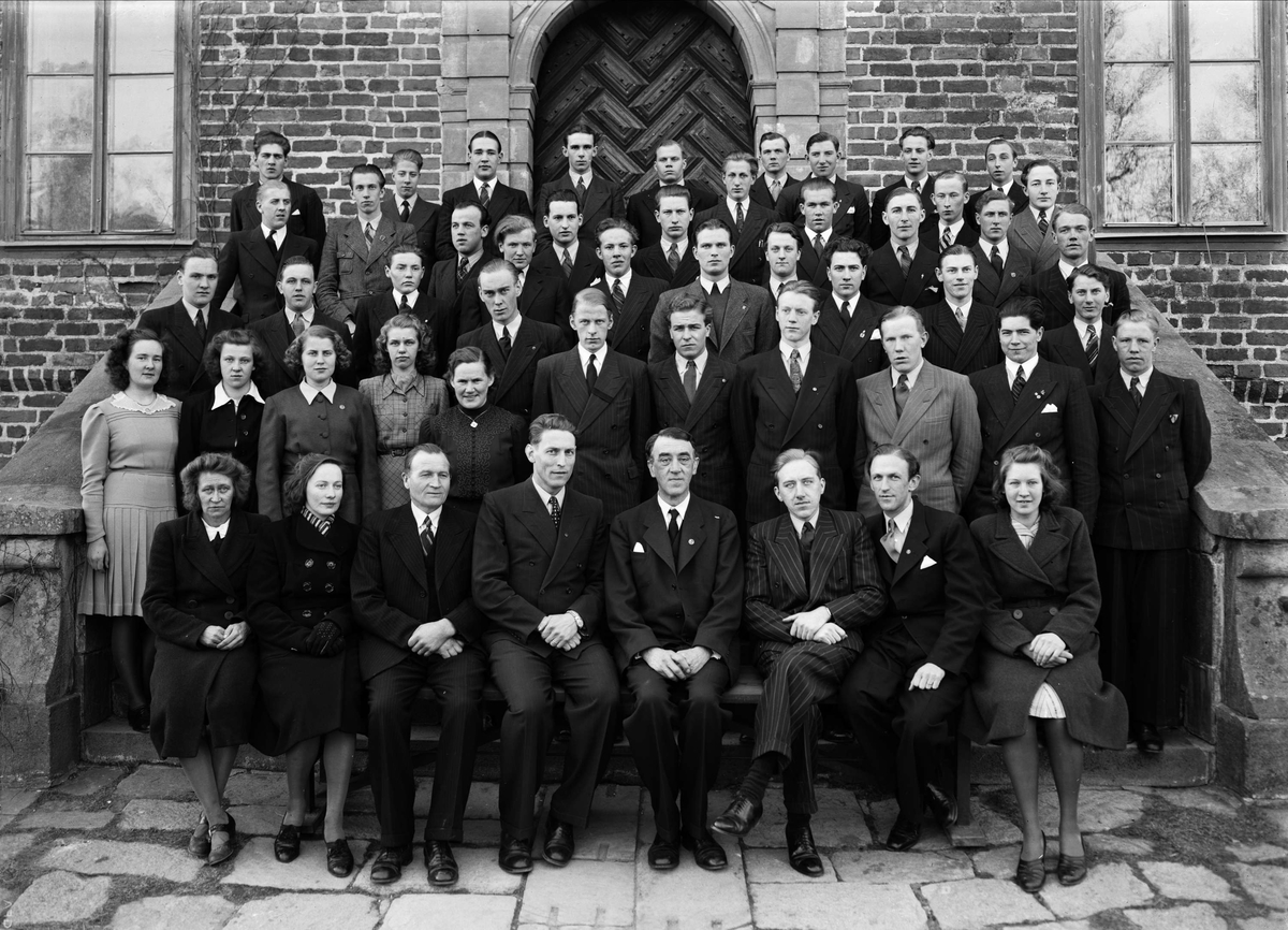 Paul Sandberg, Groups portrayed on the steps of Wiks Castle, Balingsta parish, Uppland March 1943