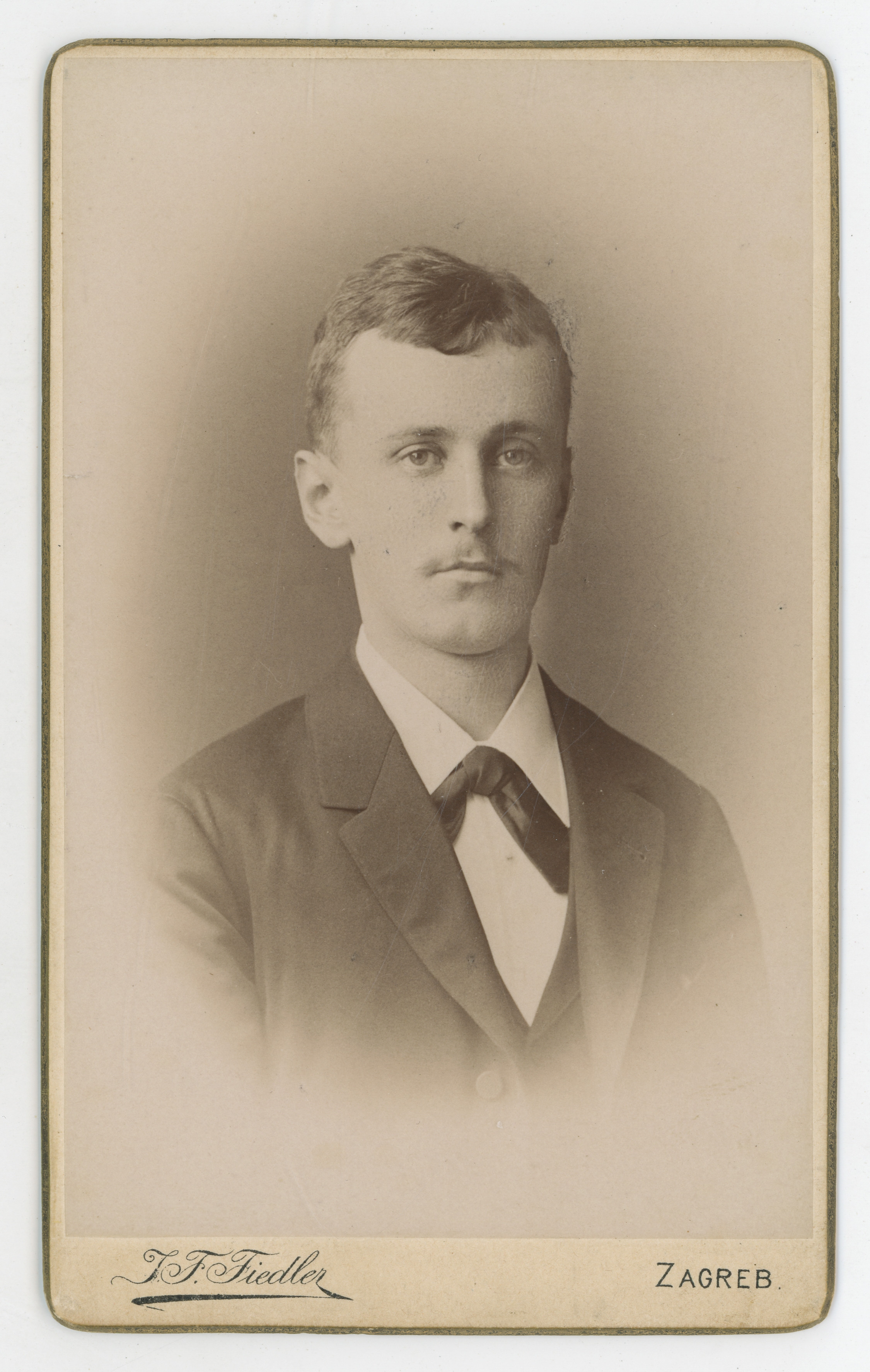Julio F. Fiedler, Poprsje mladića