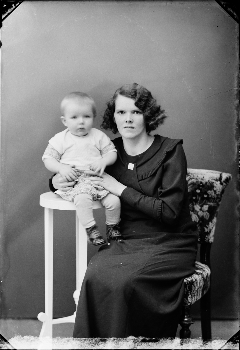 Skötsner-Edhlund, Ateljéporträtt - Ester Jansson med en liten pojke, Uppland