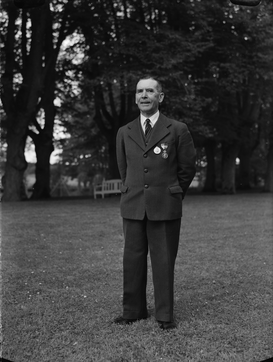 Paul Sandberg, Medaljör i parken, Frötuna gård, Rasbo socken, Uppland 1948