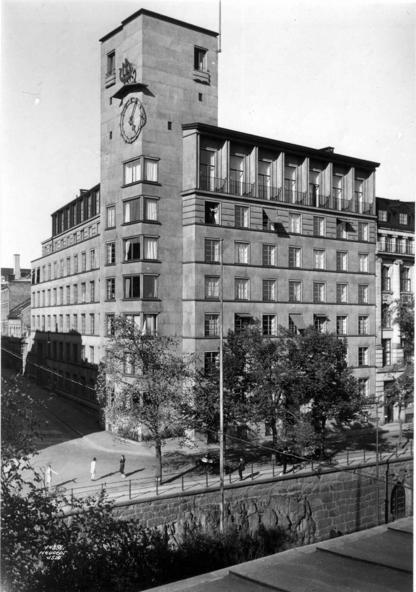 Hermann Christian Neupert, Redernes hus, Rådhusgata 23, Oslo 1937-38. Kontorbygning med klokke. Fotgjengere.