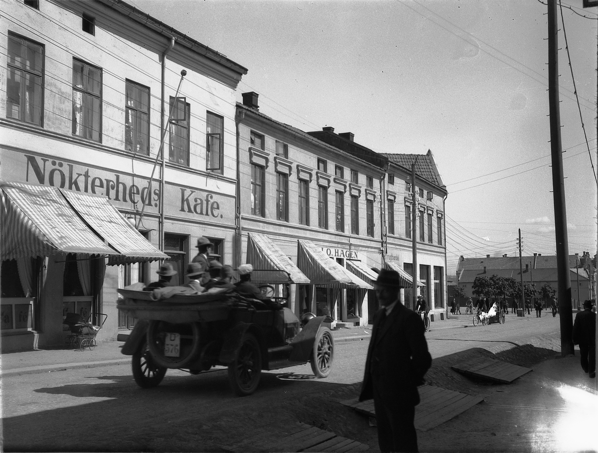 Ragnvald Andersen, Gatelivsbilde. Nøkterheds Kafe. Torggata, Hamar. Bil, Dodge 1916, registreringsnummer D-576.