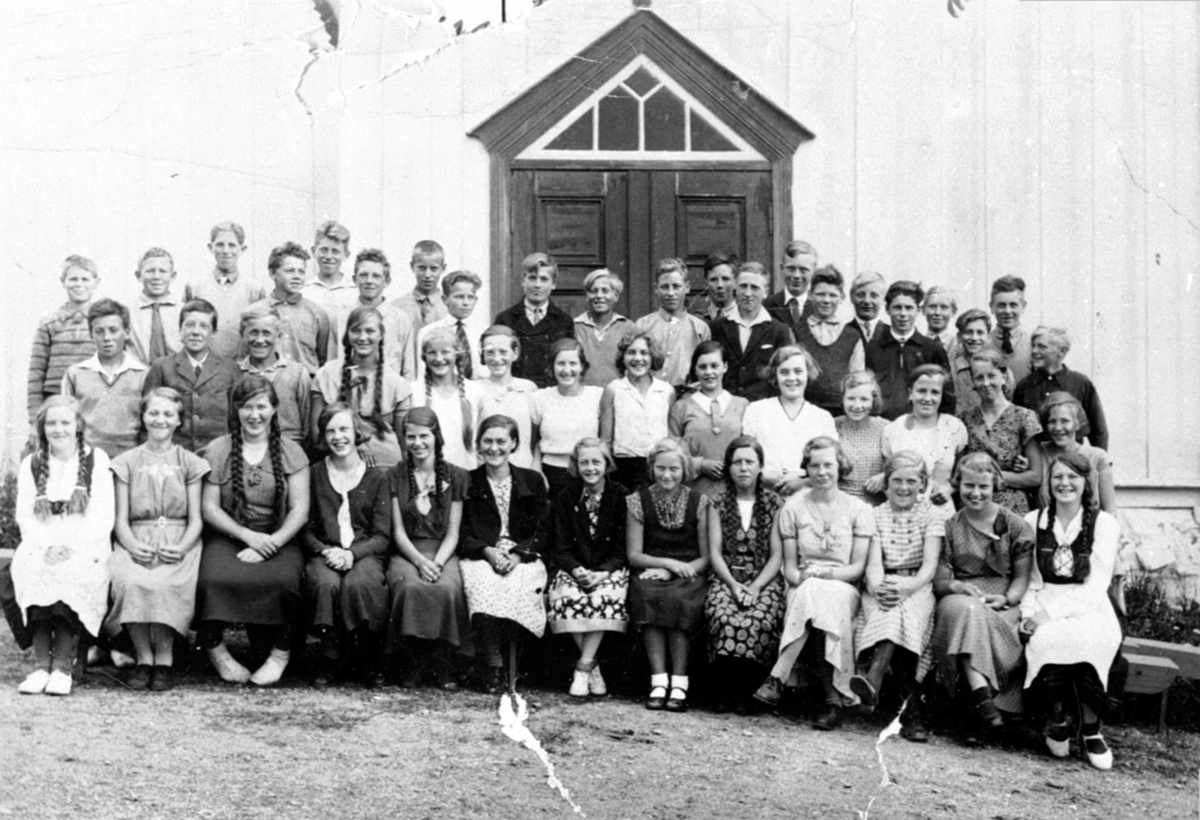 Anno Domkirkeodden, Gruppe konfirmanter utenfor Brøttum kirke, Ringsaker.