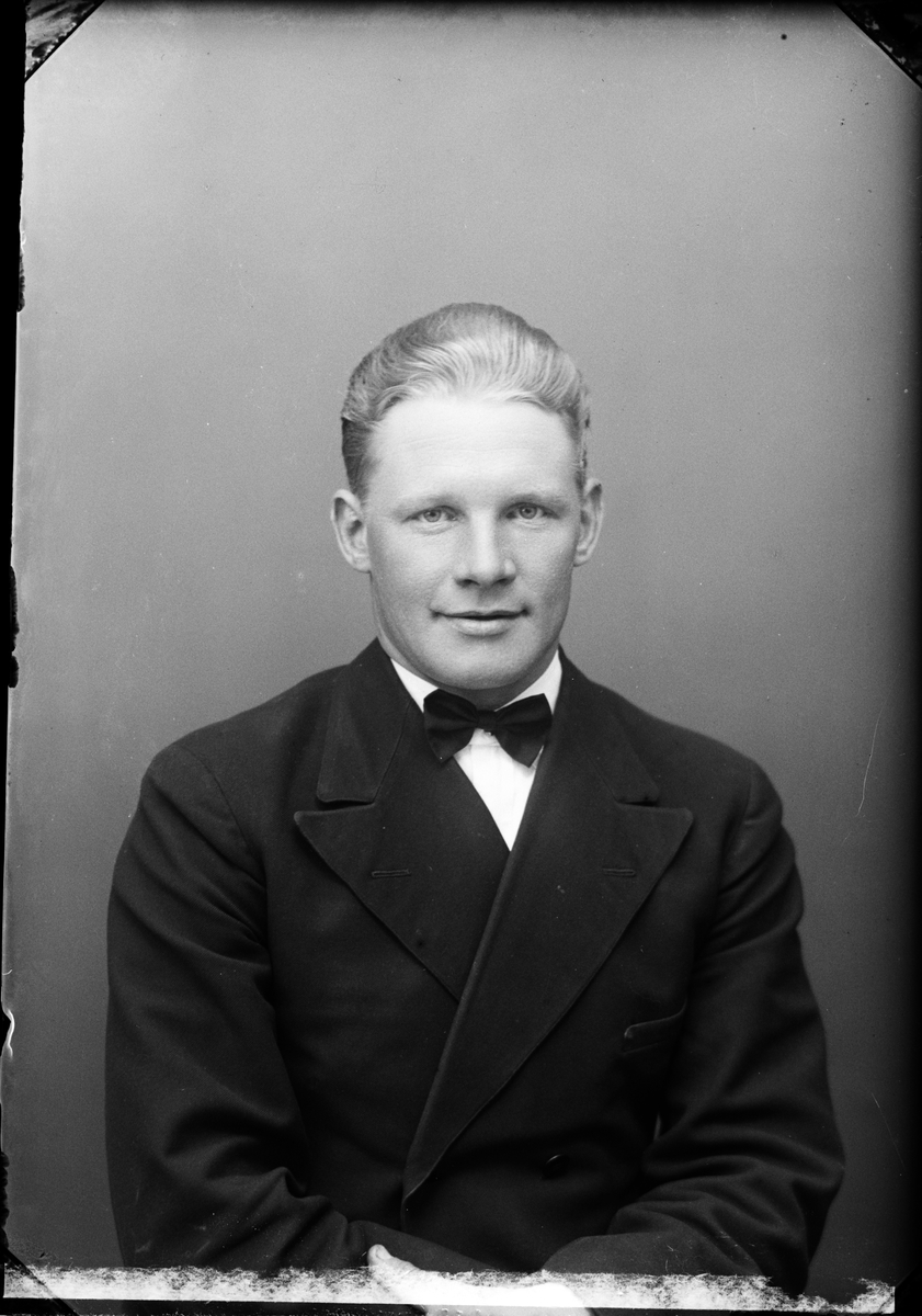 Skötsner-Edhlund, Ateljéporträtt - spelmannen Karl Storm från Gimo, Skäfthammar socken, Uppland