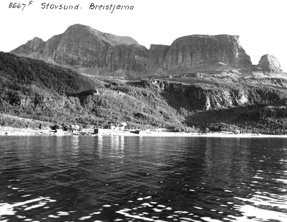 Anders Beer Wilse, Vigdel i Gildeskål i Nordland. Landskapsmotiv med sjø og fjell og påskrift Stavsund, Breistjerna.