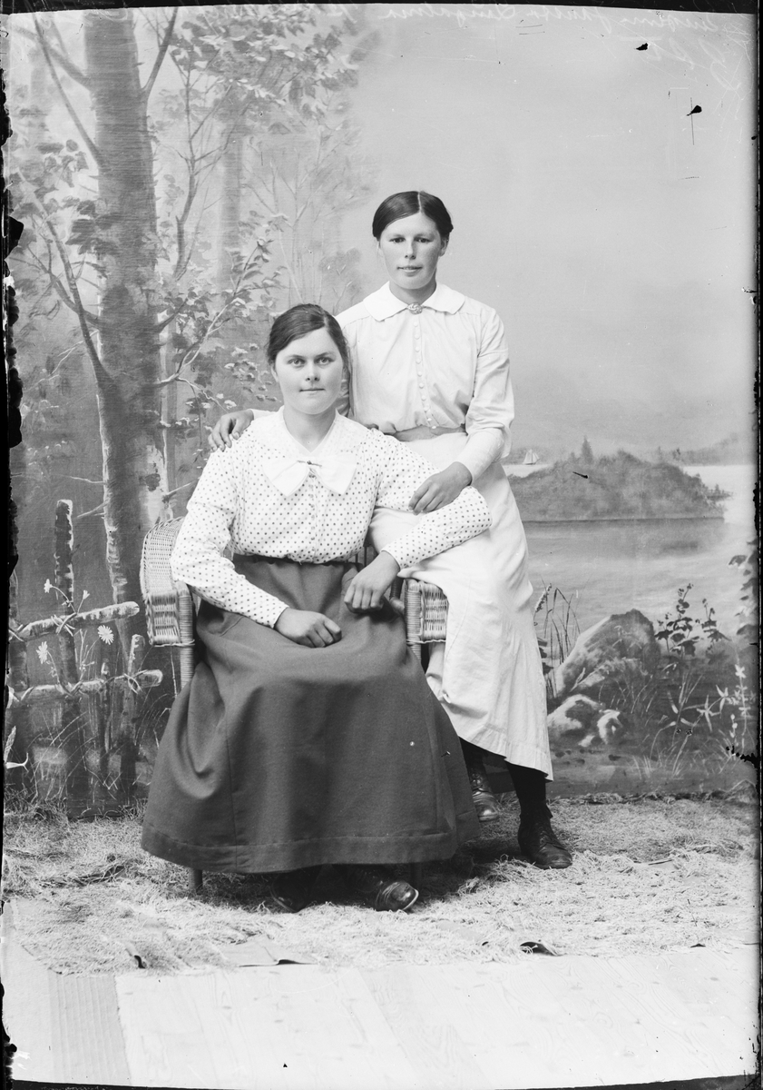 Skötsner-Edhlund, Ateljéporträtt - kvinnor från Börstil socken, Östhammar, Uppland